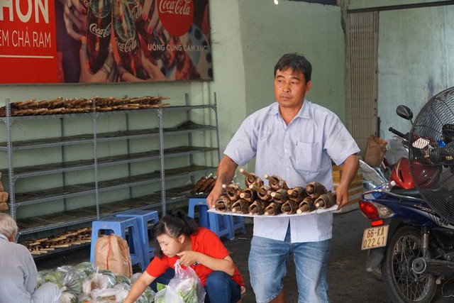  Người dân Sài Gòn đổ xô đi mua hàng nghìn con cá lóc nướng cúng vía Thần Tài - Ảnh 3.