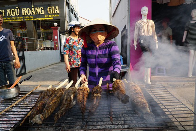  Người dân Sài Gòn đổ xô đi mua hàng nghìn con cá lóc nướng cúng vía Thần Tài - Ảnh 4.