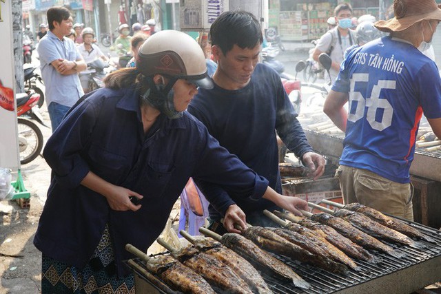  Người dân Sài Gòn đổ xô đi mua hàng nghìn con cá lóc nướng cúng vía Thần Tài - Ảnh 5.