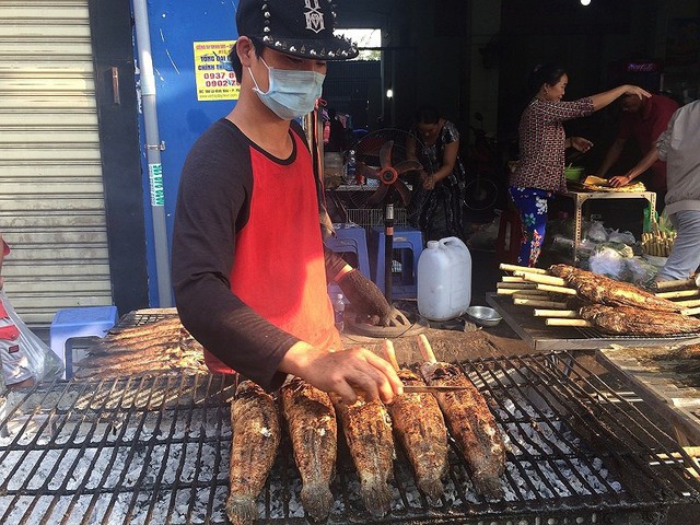 “Phố cá lóc” hốt bạc ngày vía Thần Tài - Ảnh 7.