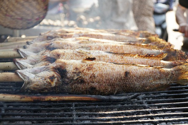  Người dân Sài Gòn đổ xô đi mua hàng nghìn con cá lóc nướng cúng vía Thần Tài - Ảnh 10.