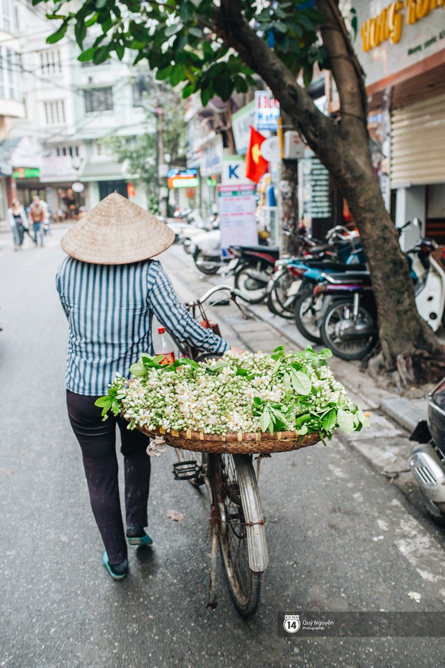 Giữa tiết trời nồm ẩm đầu xuân, có một Hà Nội nên thơ và dịu dàng hương hoa bưởi - Ảnh 2.