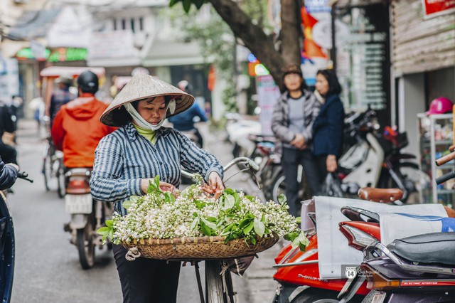 Giữa tiết trời nồm ẩm đầu xuân, có một Hà Nội nên thơ và dịu dàng hương hoa bưởi - Ảnh 6.