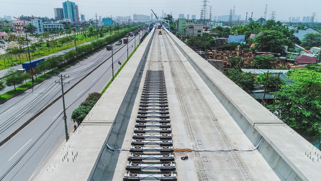 Cận cảnh 2,4km tuyến đường sắt metro số 1 TP.HCM - Suối Tiên đang được lắp ray - Ảnh 4.
