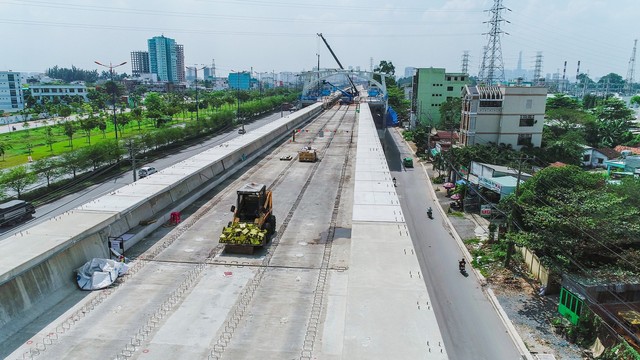 Cận cảnh 2,4km tuyến đường sắt metro số 1 TP.HCM - Suối Tiên đang được lắp ray - Ảnh 5.