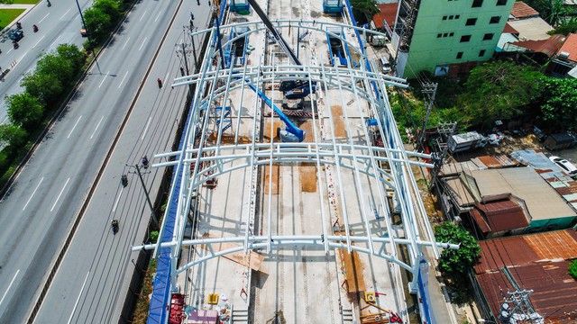 Cận cảnh 2,4km tuyến đường sắt metro số 1 TP.HCM - Suối Tiên đang được lắp ray - Ảnh 6.