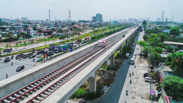 Cận cảnh 2,4km tuyến đường sắt metro số 1 TP.HCM - Suối Tiên đang được lắp ray - Ảnh 7.