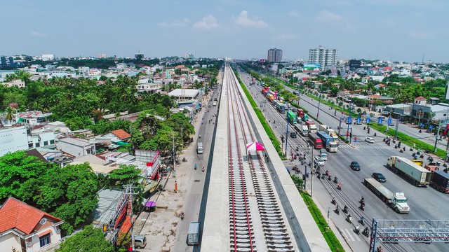 Cận cảnh 2,4km tuyến đường sắt metro số 1 TP.HCM - Suối Tiên đang được lắp ray - Ảnh 9.