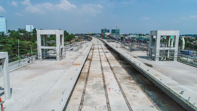 Cận cảnh 2,4km tuyến đường sắt metro số 1 TP.HCM - Suối Tiên đang được lắp ray - Ảnh 11.