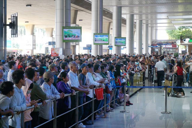 Sân bay Tân Sơn Nhất quá tải vì người đi đón Việt kiều - Ảnh 1.