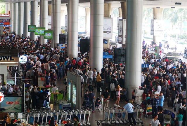 Sân bay Tân Sơn Nhất quá tải vì người đi đón Việt kiều - Ảnh 2.