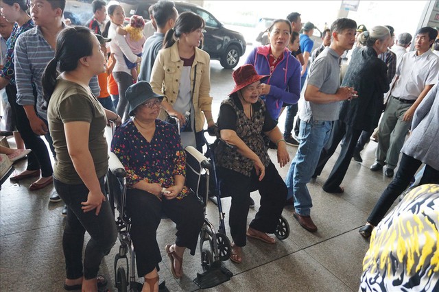 Sân bay Tân Sơn Nhất quá tải vì người đi đón Việt kiều - Ảnh 12.