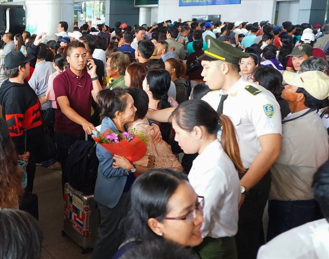 Sân bay Tân Sơn Nhất quá tải vì người đi đón Việt kiều - Ảnh 13.