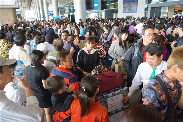 Sân bay Tân Sơn Nhất quá tải vì người đi đón Việt kiều - Ảnh 14.