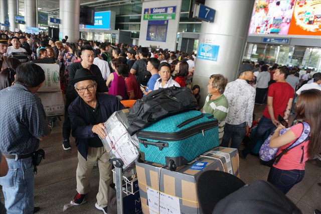 Sân bay Tân Sơn Nhất quá tải vì người đi đón Việt kiều - Ảnh 15.