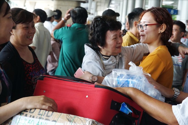 Sân bay Tân Sơn Nhất quá tải vì người đi đón Việt kiều - Ảnh 16.