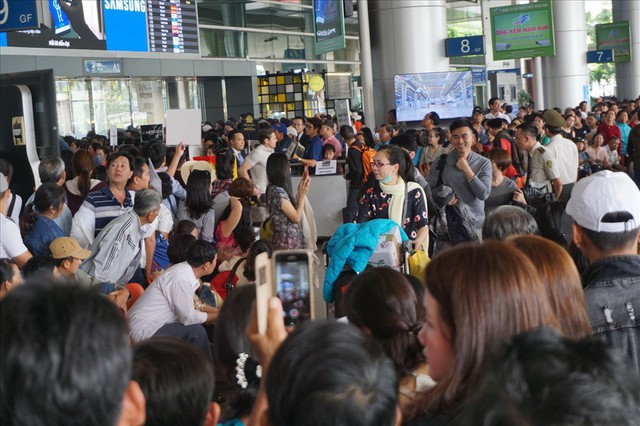 Sân bay Tân Sơn Nhất quá tải vì người đi đón Việt kiều - Ảnh 17.