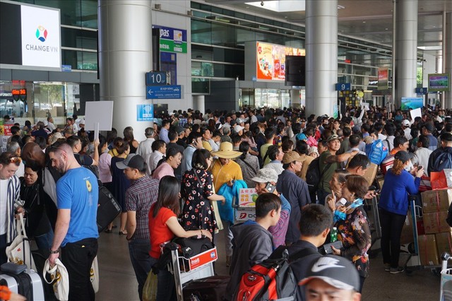 Sân bay Tân Sơn Nhất quá tải vì người đi đón Việt kiều - Ảnh 18.