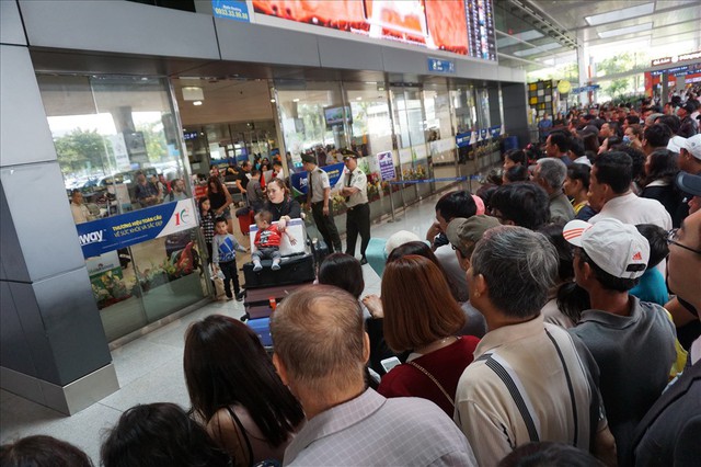 Sân bay Tân Sơn Nhất quá tải vì người đi đón Việt kiều - Ảnh 4.