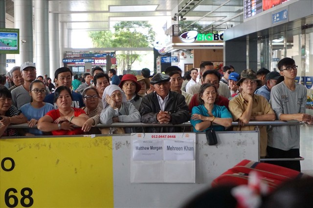 Sân bay Tân Sơn Nhất quá tải vì người đi đón Việt kiều - Ảnh 6.