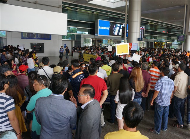 Sân bay Tân Sơn Nhất quá tải vì người đi đón Việt kiều - Ảnh 7.