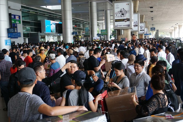 Sân bay Tân Sơn Nhất quá tải vì người đi đón Việt kiều - Ảnh 8.
