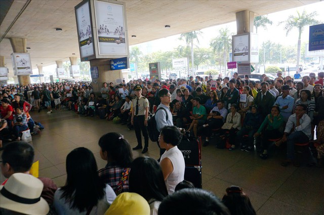 Sân bay Tân Sơn Nhất quá tải vì người đi đón Việt kiều - Ảnh 9.