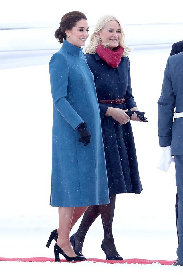 Công nương Kate Middleton không bao giờ cởi áo khoác tại nơi công cộng và lý do bất ngờ đằng sau quy tắc này - Ảnh 3.