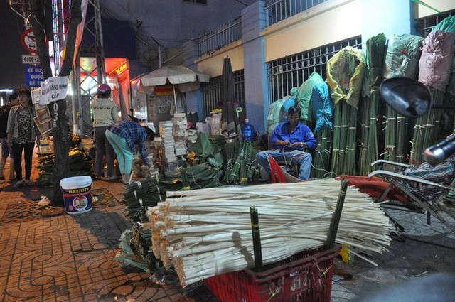 Hình ảnh phiên chợ lá dong gần gũi, thân thương mỗi khi Tết đến ở Sài Gòn - Ảnh 7.