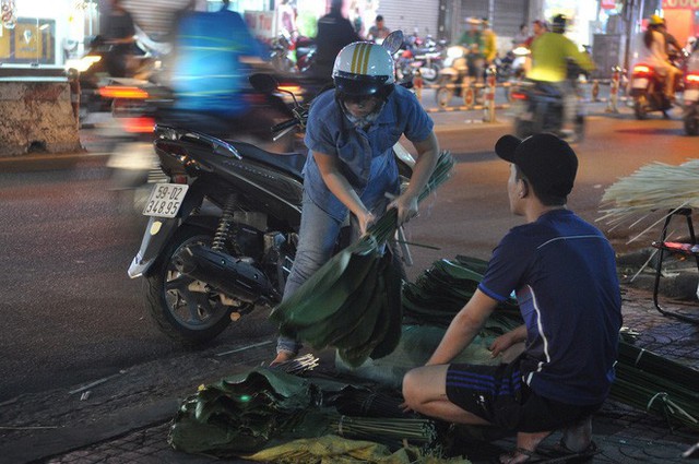  Hình ảnh phiên chợ lá dong gần gũi, thân thương mỗi khi Tết đến ở Sài Gòn - Ảnh 8.