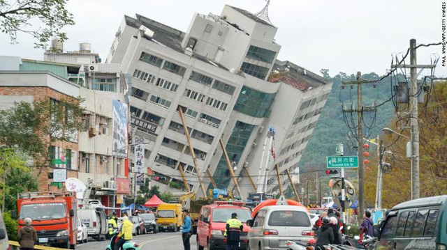 Hình ảnh kinh hoàng về tòa chung cư bị quật ngã vì động đất ở Đài Loan, nơi hàng chục người mắc kẹt - Ảnh 1.