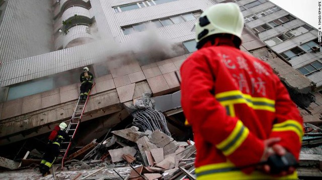 Hình ảnh kinh hoàng về tòa chung cư bị quật ngã vì động đất ở Đài Loan, nơi hàng chục người mắc kẹt - Ảnh 10.