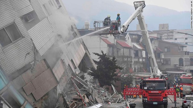 Hình ảnh kinh hoàng về tòa chung cư bị quật ngã vì động đất ở Đài Loan, nơi hàng chục người mắc kẹt - Ảnh 11.