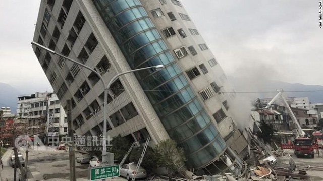 Hình ảnh kinh hoàng về tòa chung cư bị quật ngã vì động đất ở Đài Loan, nơi hàng chục người mắc kẹt - Ảnh 2.