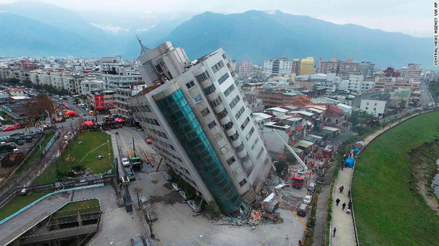 Hình ảnh kinh hoàng về tòa chung cư bị quật ngã vì động đất ở Đài Loan, nơi hàng chục người mắc kẹt - Ảnh 9.