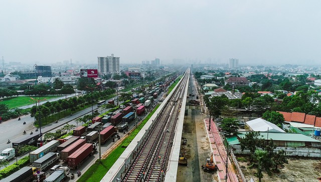 Sau gần 10 năm đầu tư, tuyến đường huyết mạch nhất TP.HCM hiện nay ra sao? - Ảnh 1.