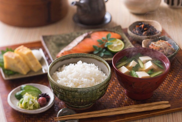 Trẻ ra vài tuổi so với tuổi thật nhờ học tập những thói quen ăn uống của phụ nữ Nhật - Ảnh 1.