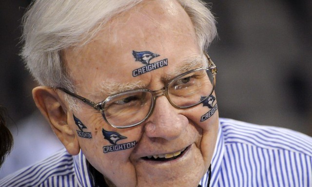 Buffett cho nhân viên 1 triệu USD/năm đến hết đời nếu đoán trúng kết quả bóng rổ - Ảnh 1.