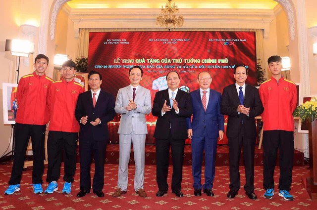 Thủ tướng trao 20 tỷ đấu giá bóng và áo của U23 Việt Nam - Ảnh 2.