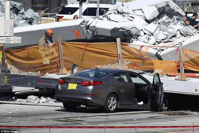 Hình ảnh đáng sợ tại hiện trường vụ sập cầu ở Mỹ khiến nhiều ô tô bị đè bẹp - Ảnh 10.