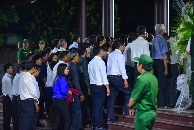  Người dân vượt đường xa đến viếng nguyên Thủ tướng Phan Văn Khải trong đêm - Ảnh 3.