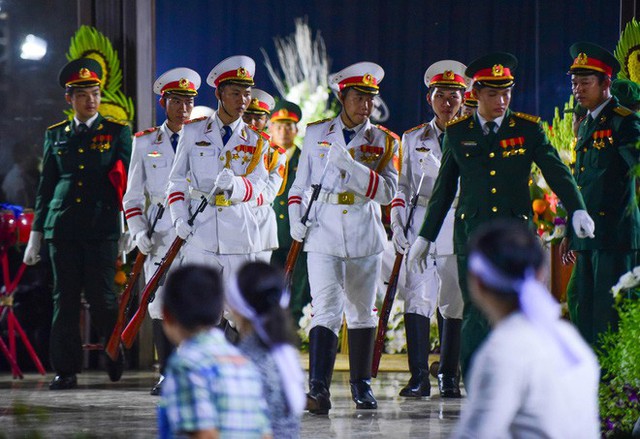  Người dân vượt đường xa đến viếng nguyên Thủ tướng Phan Văn Khải trong đêm - Ảnh 5.