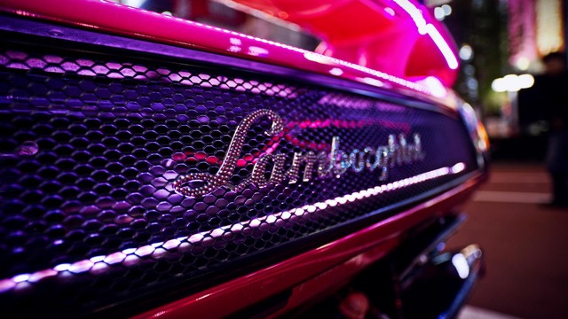 Chuyện về tay chủ xe Lamborghini điên nhất thế giới: Phủ kim cương, sơn kín xe bằng màu hồng lấp lánh  - Ảnh 6.