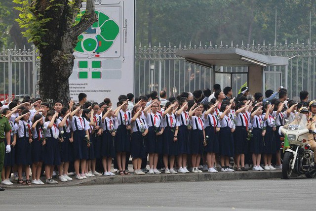 CHÙM ẢNH: Hoa và nước mắt trong ngày tiễn biệt cố Thủ Tướng Phan Văn Khải về với đất mẹ - Ảnh 1.