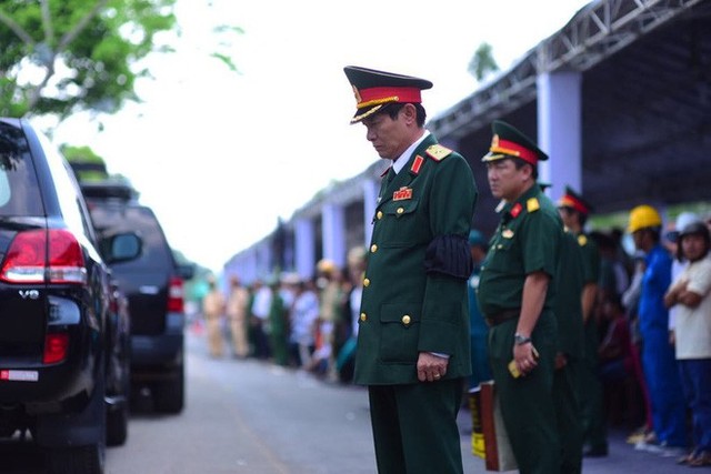 CHÙM ẢNH: Hoa và nước mắt trong ngày tiễn biệt cố Thủ Tướng Phan Văn Khải về với đất mẹ - Ảnh 4.