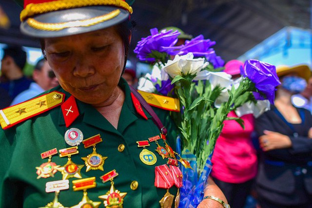 CHÙM ẢNH: Hoa và nước mắt trong ngày tiễn biệt cố Thủ Tướng Phan Văn Khải về với đất mẹ - Ảnh 8.