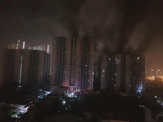 Hiện trường đầy ám ảnh vụ cháy khiến ít nhất 13 người tử vong tại chung cư Carina Plaza ở Sài Gòn - Ảnh 1.