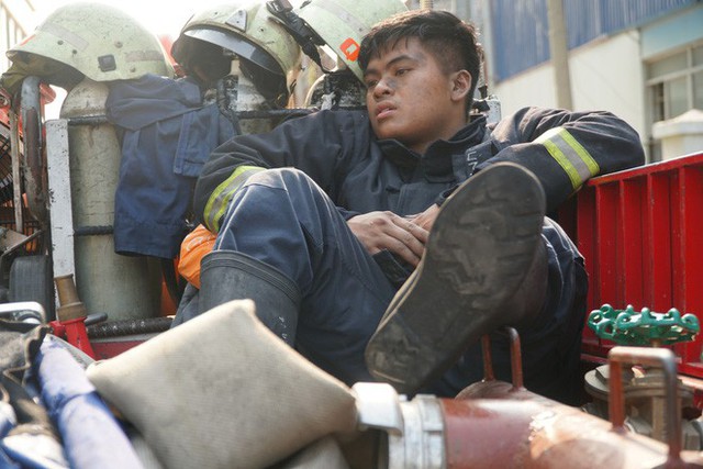  Vụ cháy làm 13 người chết: Cảnh sát PCCC cứu sống hàng trăm người trong chung cư Carina - Ảnh 1.