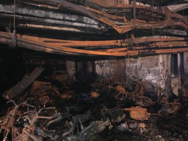 Cảnh tan hoang bên trong chung cư Carina Plaza sau vụ cháy làm 13 người chết - Ảnh 7.