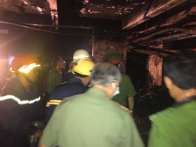 Cảnh tan hoang bên trong chung cư Carina Plaza sau vụ cháy làm 13 người chết - Ảnh 10.